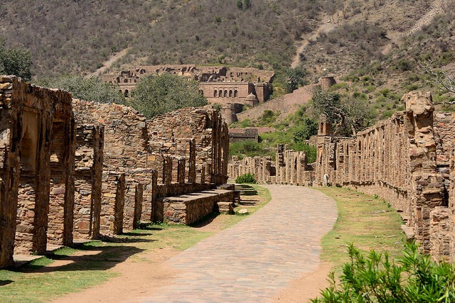 Truth behind the mystery of Bhangarh Fort, Rajasthan - Is it really haunted?